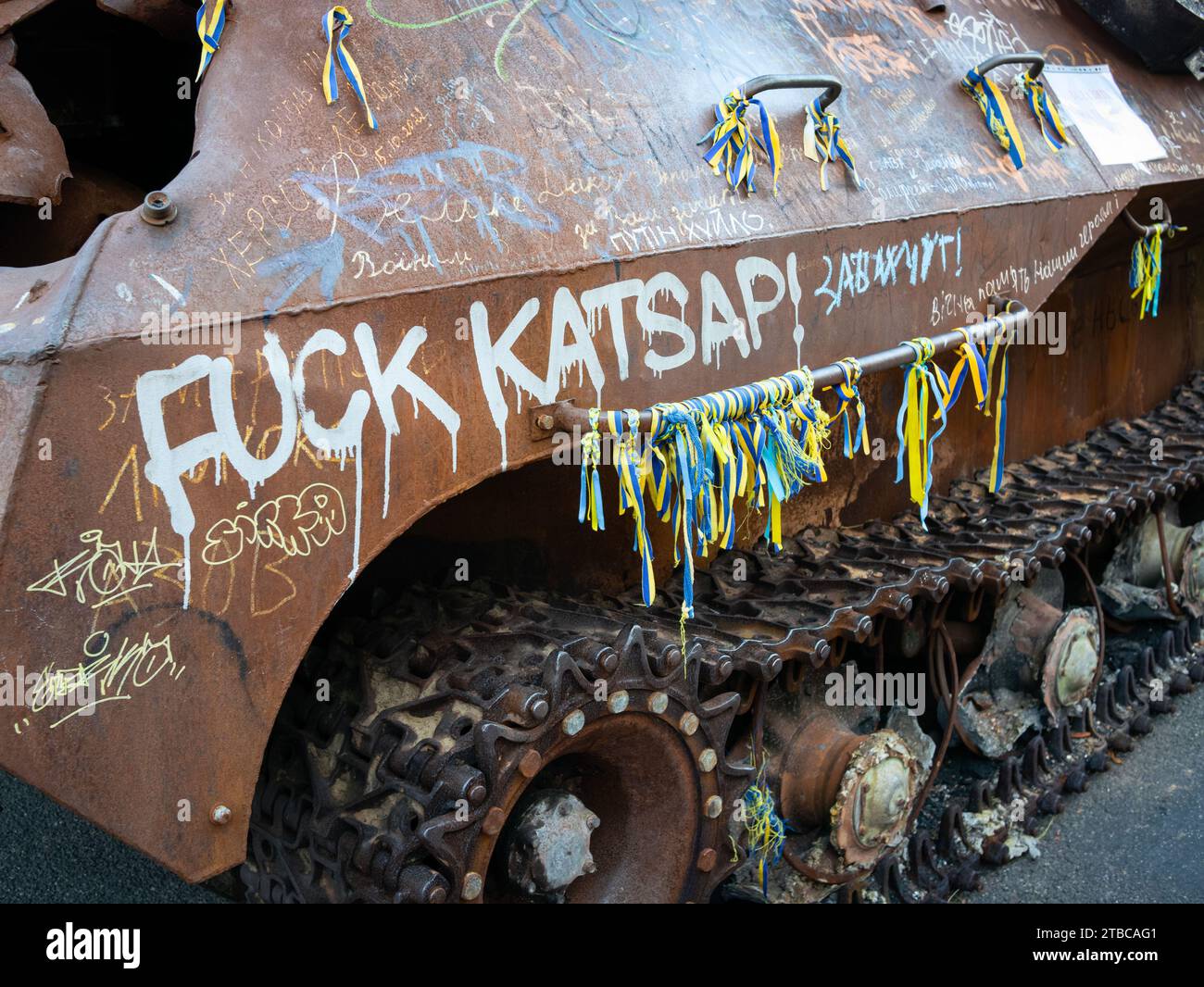 Kiev, Ucraina - 26 agosto 2023: Veicoli corazzati russi distrutti esposti su Khreshchatyk con molti nastri gialli e blu legati dagli ucraini Foto Stock