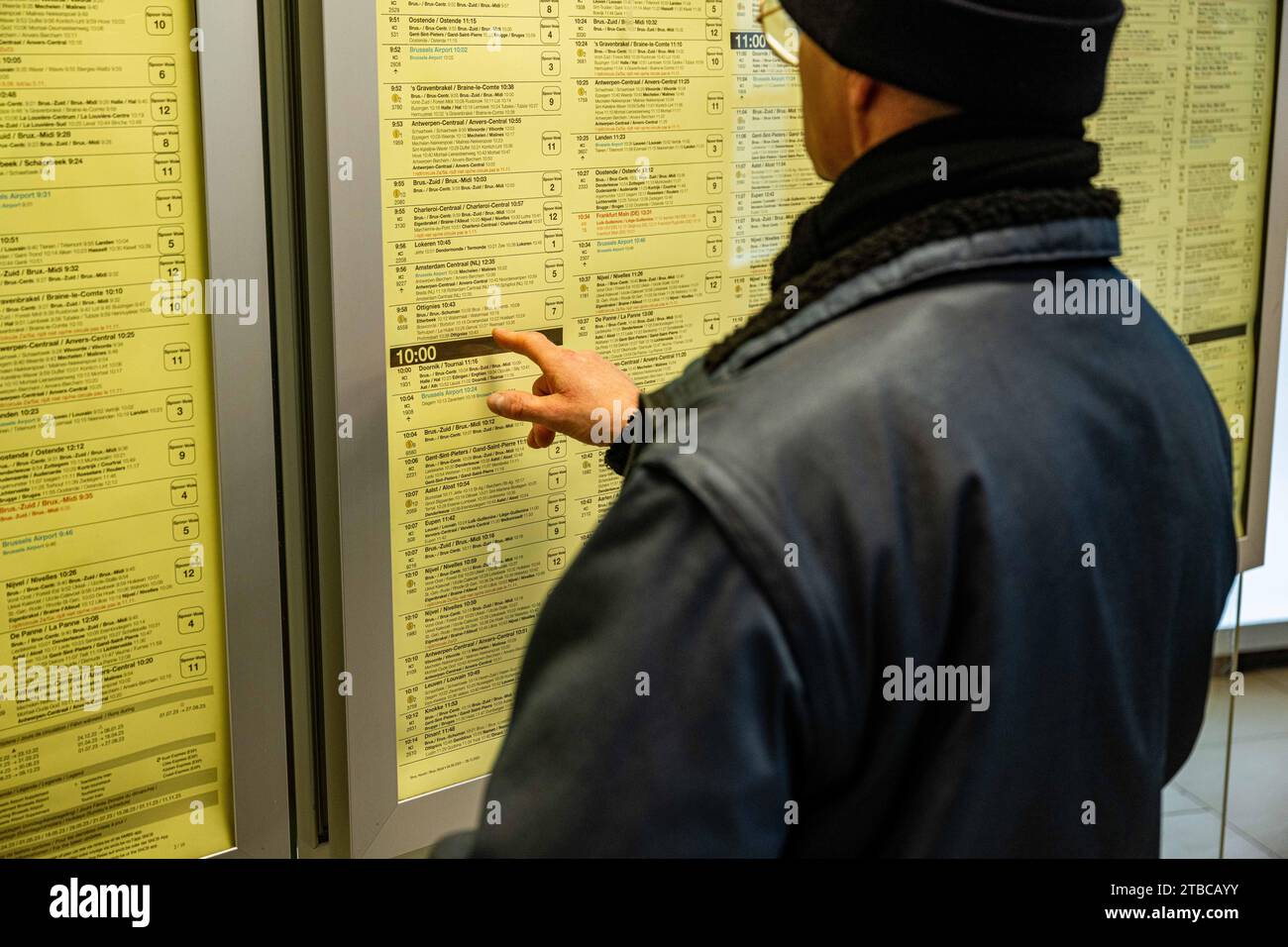 Bruxelles, Belgio. 6 dicembre 2023. Un uomo controlla un calendario durante uno sciopero di 48 ore della società ferroviaria belga NMBS-SNCB, organizzato dai sindacati SLFP Cheminots-VSOA Spoor, CGSP Cheminots-ACOD Spoor, mercoledì 06 dicembre 2023, nella stazione ferroviaria nord di Bruxelles. BELGA PHOTO JONAS ROOSENS Credit: Belga News Agency/Alamy Live News Foto Stock