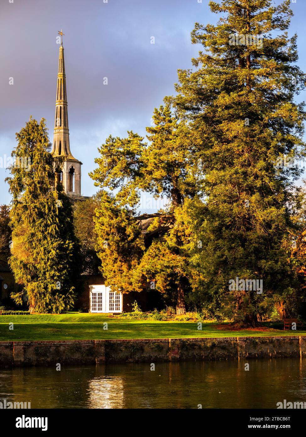 St Peters Church, and the River Tames, Wallingford, Oxfordshire, Inghilterra, Regno Unito, GB. Foto Stock
