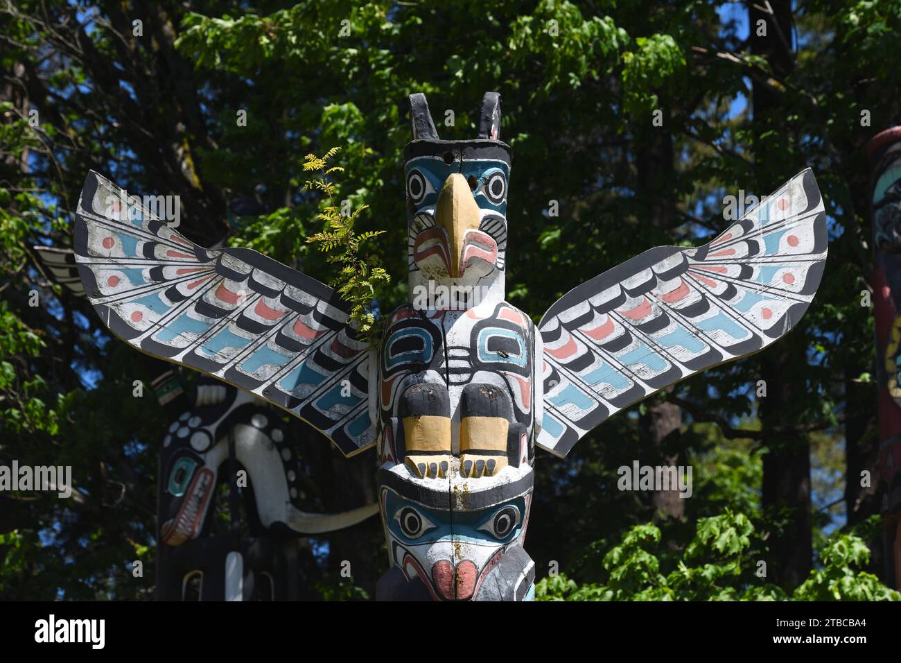 Sito popolare all'interno di Stanley Park, una collezione di nove pali totemici provenienti da aree remote della Columbia Britannica, Canada Foto Stock
