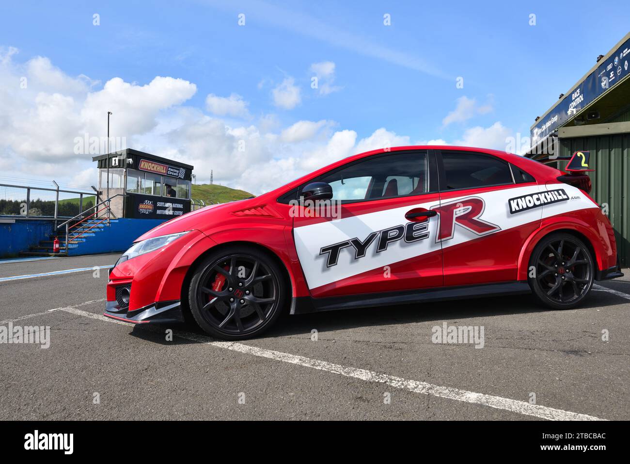 Una Honda Civic Type R preparata per un'esperienza di guida nella pit Lane sul circuito di knockhill a Fife, in Scozia Foto Stock