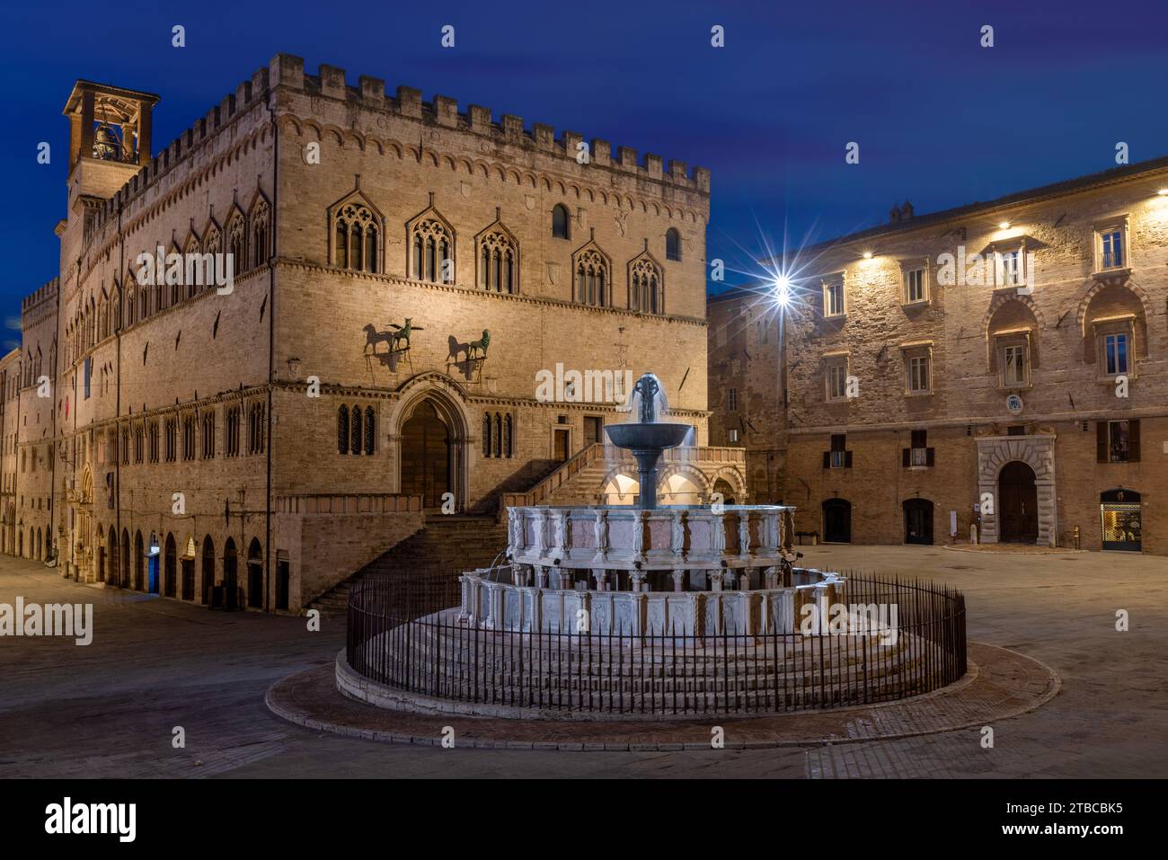 Piazza IV novembre e la Fontana maggiore a Perugia, Umbria, Italia. Foto Stock