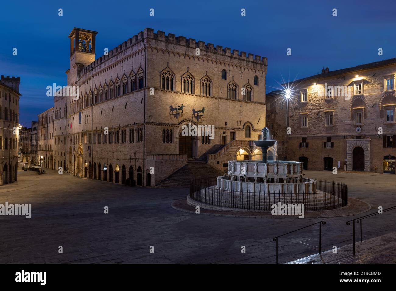 Piazza IV novembre e la Fontana maggiore a Perugia, Umbria, Italia. Foto Stock