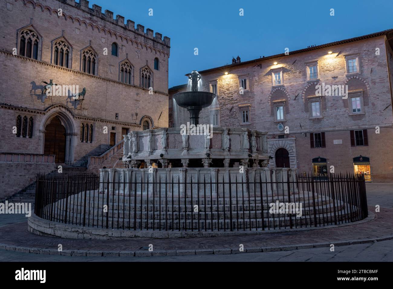 Piazza IV novembre e la Fontana maggiore a Perugia, Umbria, Italia. Foto Stock