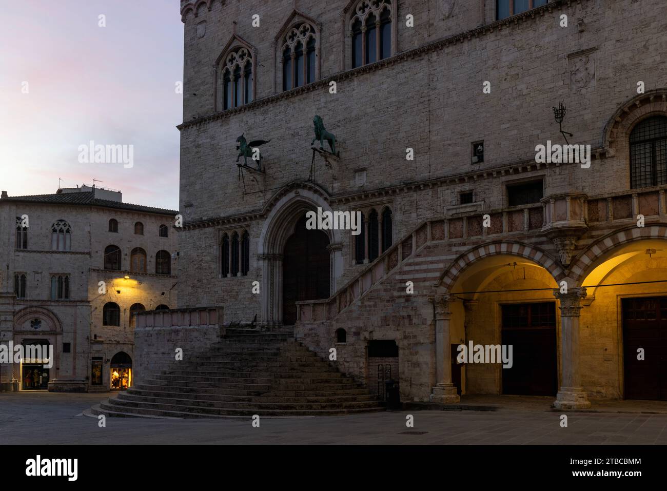 Piazza IV novembre e la Fontana maggiore a Perugia, Umbria, Italia. Foto Stock