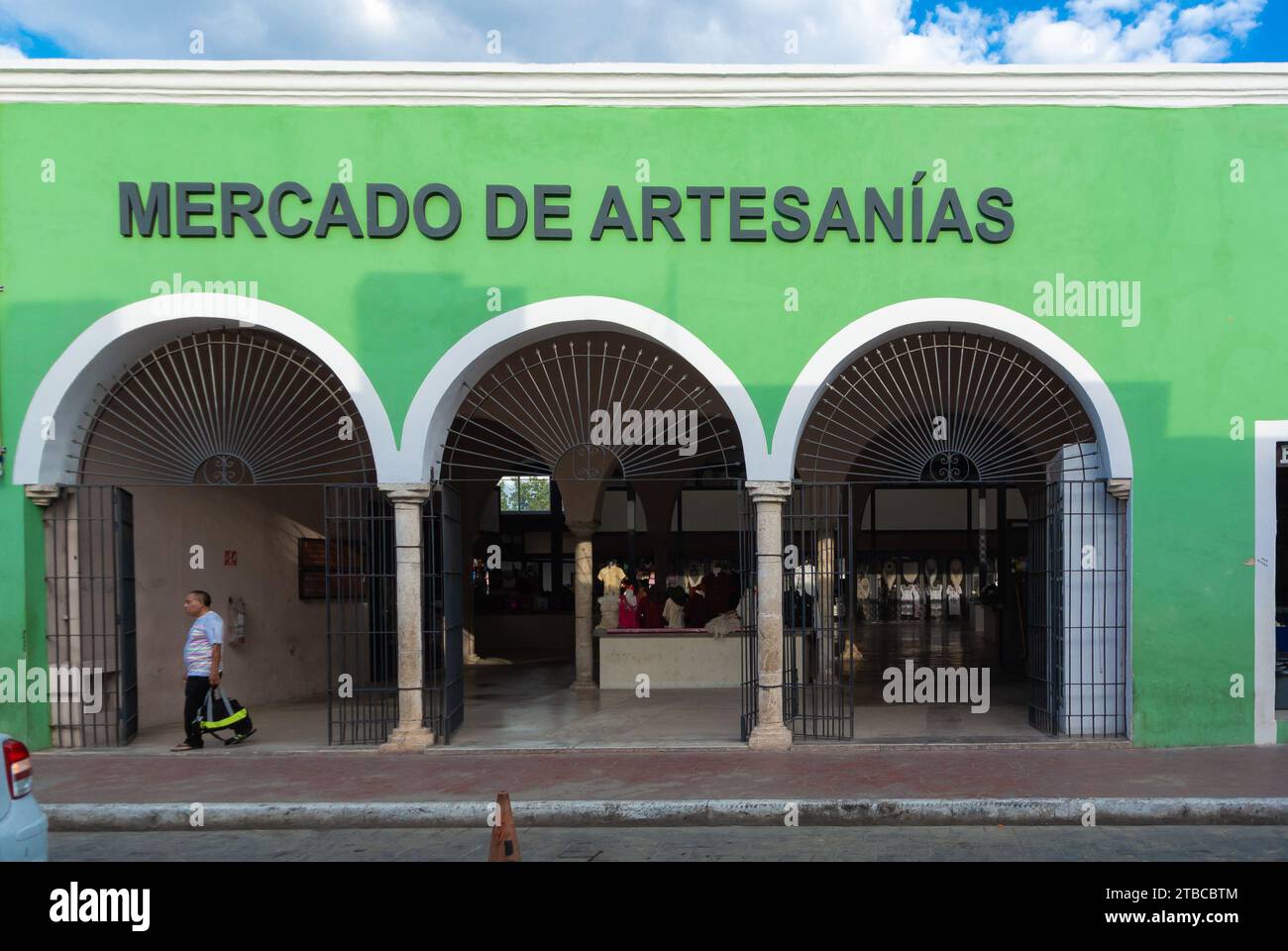 Valladolid, Yucatan, Messico, architettura coloniale verde del Mercado de Artesanias, solo editoriale. Foto Stock