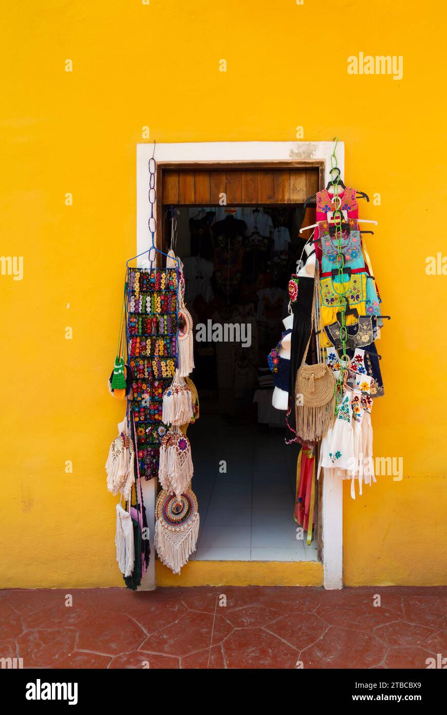 Valladolid, Yucatan, Messico, Shopfront al Mercado De Comida con abbigliamento tradizionale, solo editoriale. Foto Stock