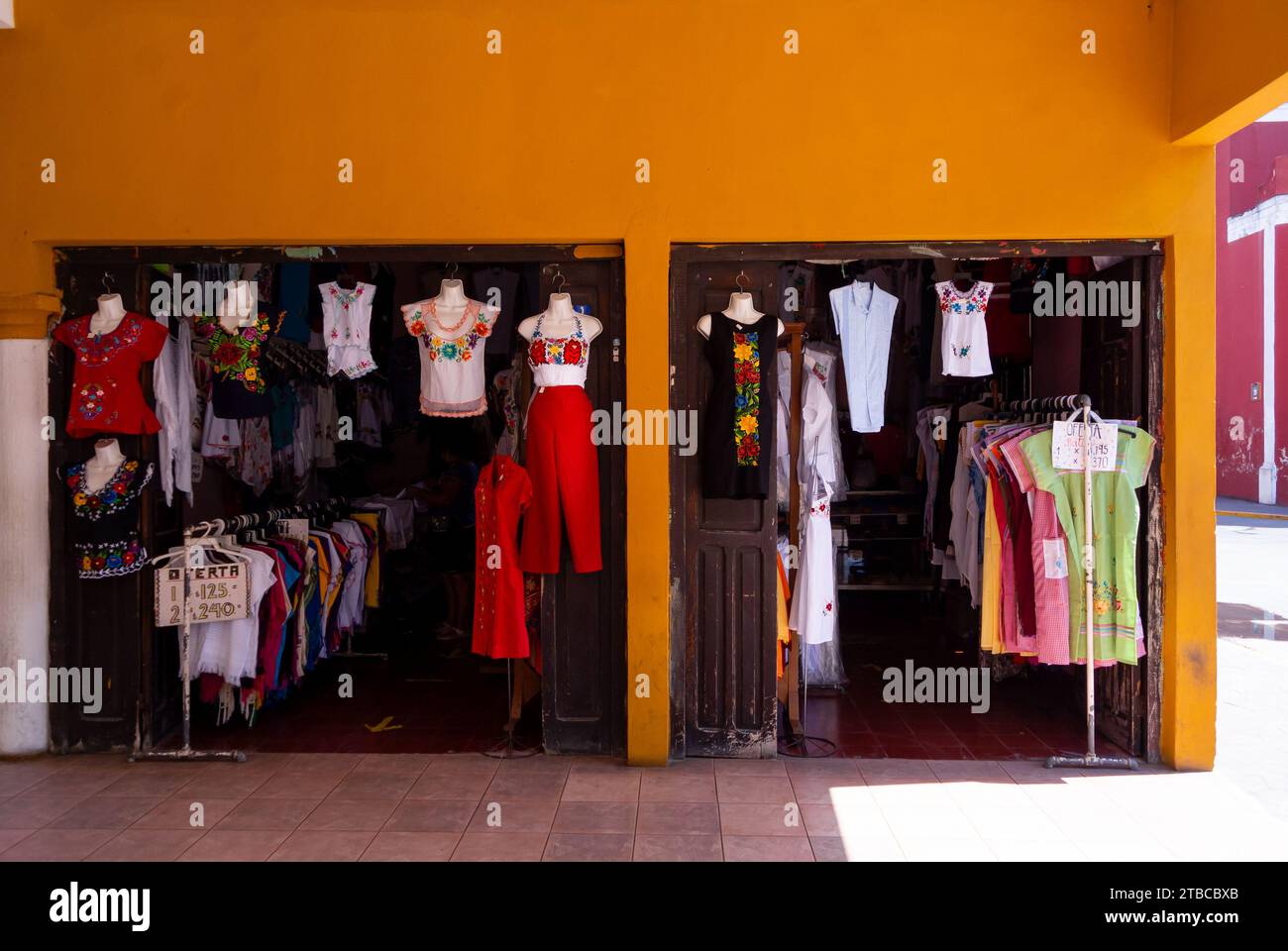 Valladolid, Yucatan, Messico, Shopfront al Mercado De Comida con abbigliamento tradizionale, solo editoriale. Foto Stock