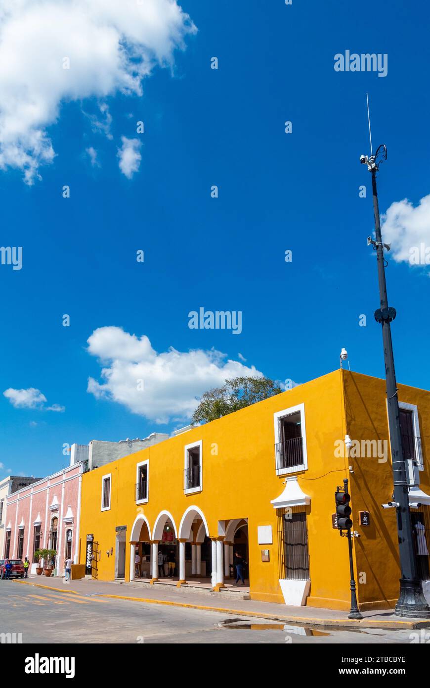 Valladolid, Yucatan, Messico, Mercado De Comida con architettura coloriale. Solo editoriale. Foto Stock