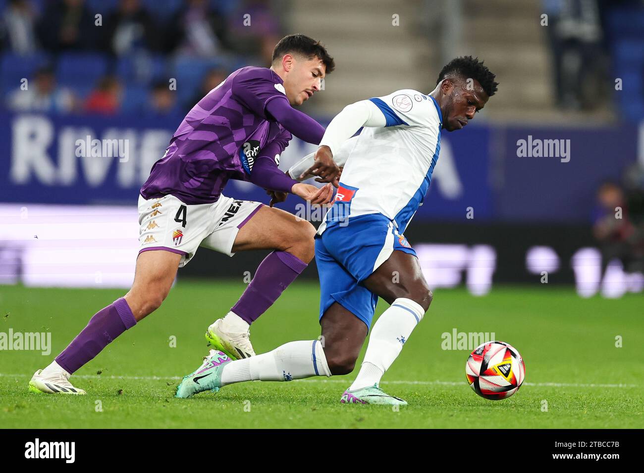 Barcellona, Spagna. 5 dicembre 2023. Keita Balde dell'RCD Espanyol in azione con Victor Meseguer del Real Valladolid durante il match spagnolo di Copa del Rey tra l'RCD Espanyol e il Real Valladolid allo Stadio Stadio Stadio Stadio Stadio di Barcellona il 5 dicembre 2023. Credito: DAX Images/Alamy Live News Foto Stock