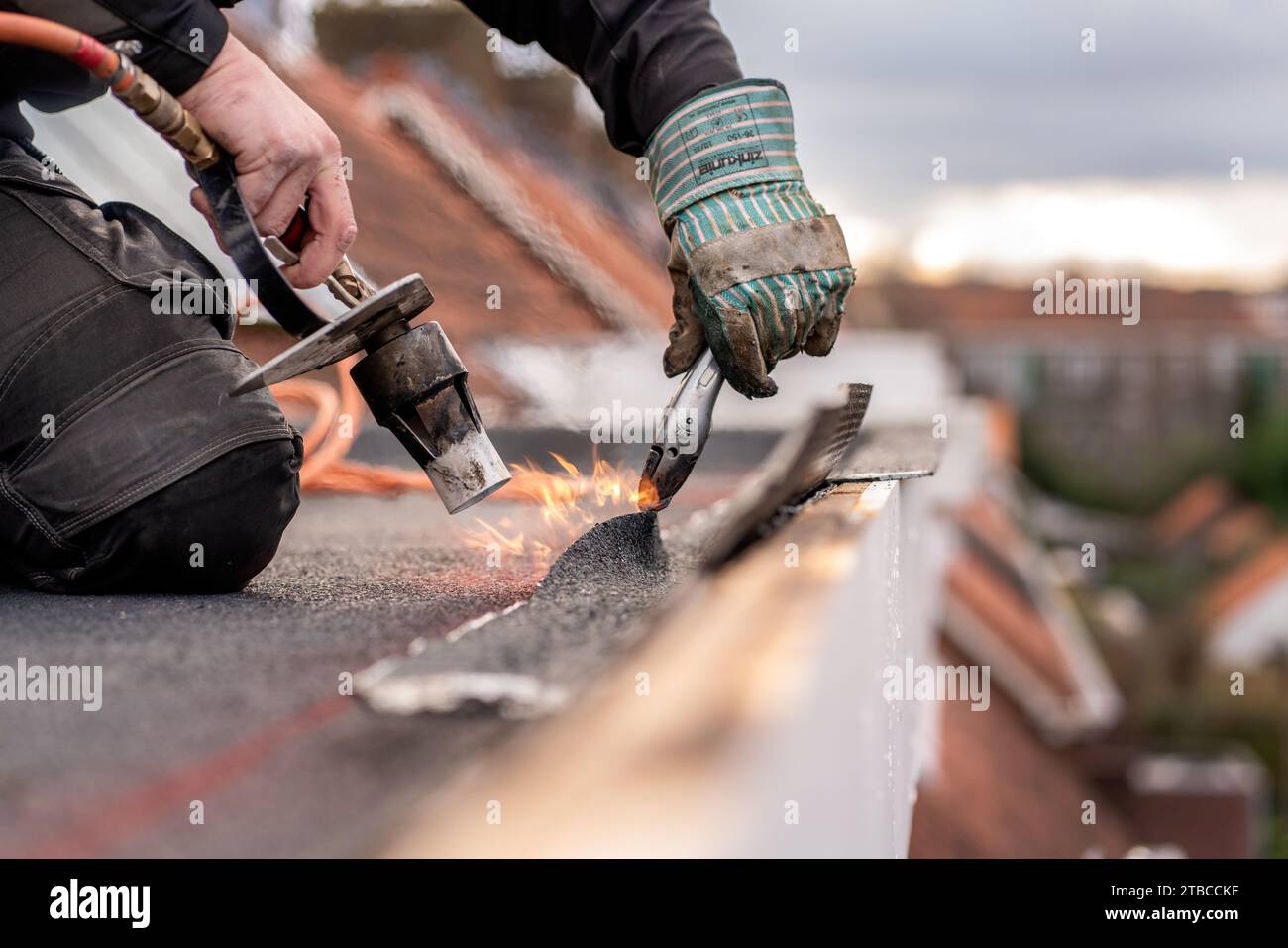 VOORBURG - Un tetto sta effettuando un intervento di riparazione. A causa delle tempeste e della pioggia persistente, i tetti hanno molto lavoro da fare. ANP KJELL HOEXUM netherlands Out - belgium Out Foto Stock