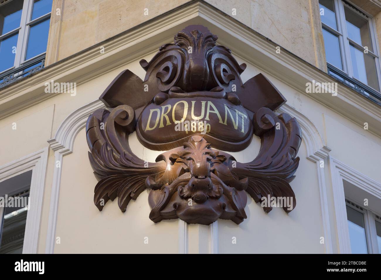 Piatto del nome del ristorante Drouant (noto per aver ospitato premi letterari), Parigi, Francia Foto Stock