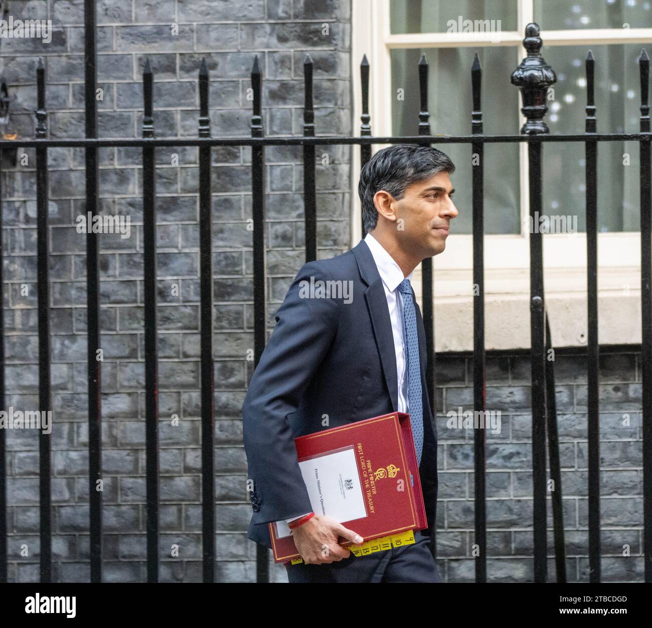 Londra, Regno Unito. 6 dicembre 2023. Rishi Sunak, primo ministro, lascia 10 Downing Street per PMQ's London UK Credit: Ian Davidson/Alamy Live News Foto Stock