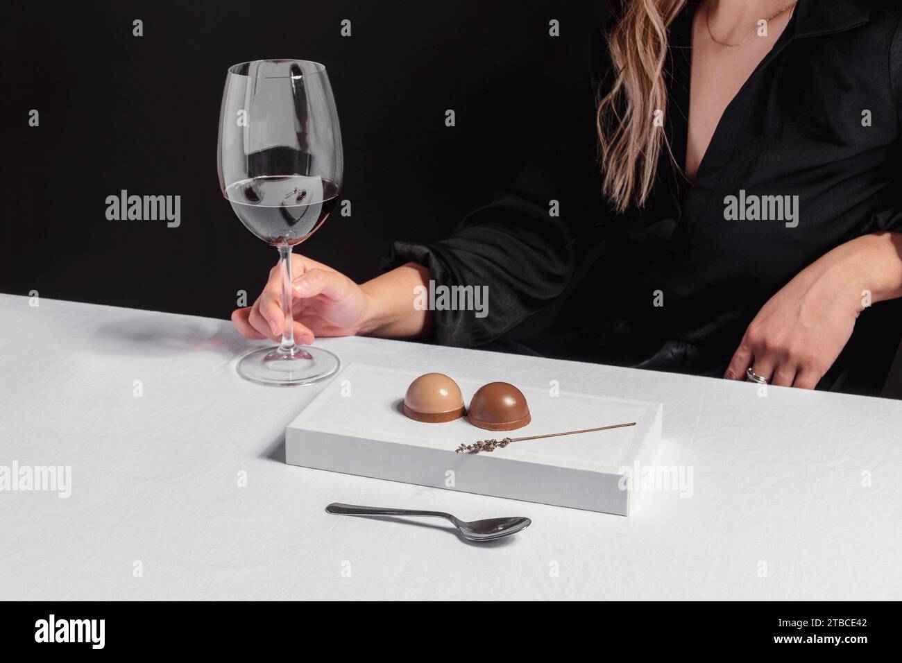 Tartufi di cioccolato su un tavolo del ristorante. Foto Stock