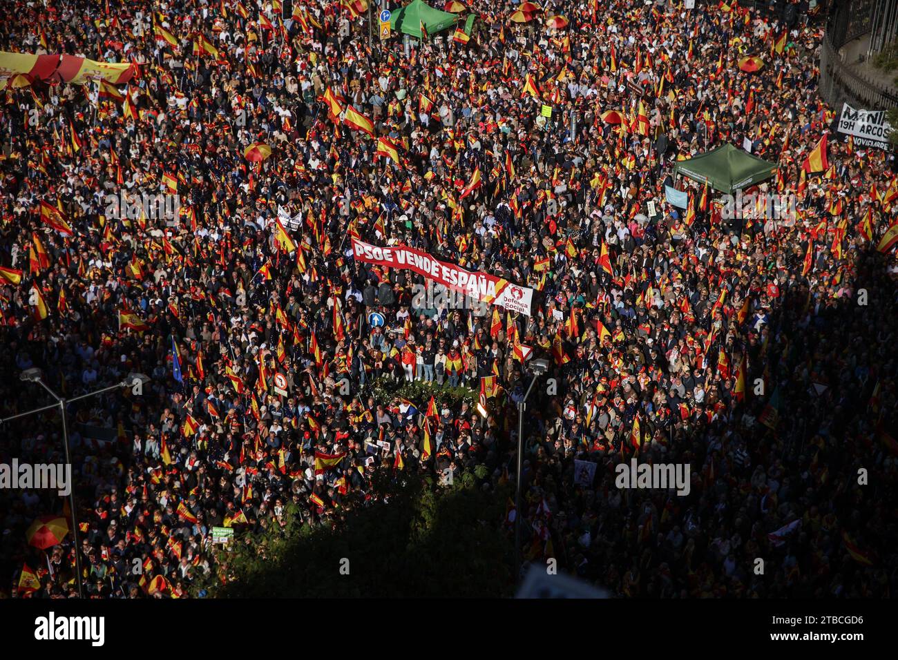 Durante la manifestazione si riuniscono folle di manifestanti. I partiti di destra e di estrema destra sostenitori del Partido Popular, Vox e altre organizzazioni, si riunirono a Piazza Cibeles per manifestare contro il governo del Partito Socialista e l'amnistia dell'accusato di sedizione per i politici del movimento indipendentista catalano. (Foto di Axel Miranda / SOPA Images/Sipa USA) Foto Stock