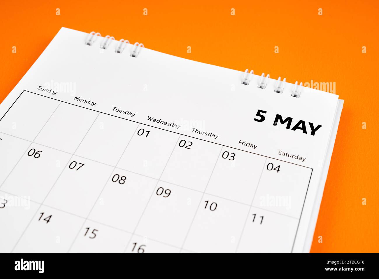 Calendario di maggio 2024 mesi su sfondo di copertina arancione. Concetti del calendario mensile. Foto Stock