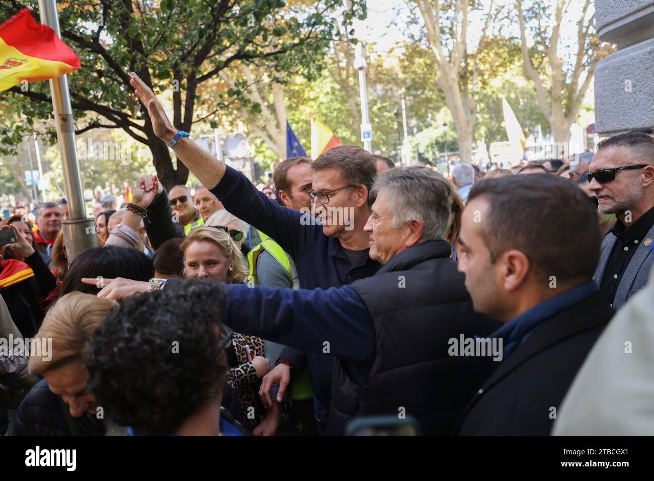 Madrid, Spagna. 18 novembre 2023. Alberto NÃºÃ±ez FeijÃ³o presidente del partito conservatore PP, partecipa alla manifestazione. I partiti di destra e di estrema destra sostenitori del Partido Popular, Vox e altre organizzazioni, si riunirono a Piazza Cibeles per manifestare contro il governo del Partito Socialista e l'amnistia dell'accusato di sedizione per i politici del movimento indipendentista catalano. (Immagine di credito: © Axel Miranda/SOPA Images via ZUMA Press Wire) SOLO USO EDITORIALE! Non per USO commerciale! Foto Stock