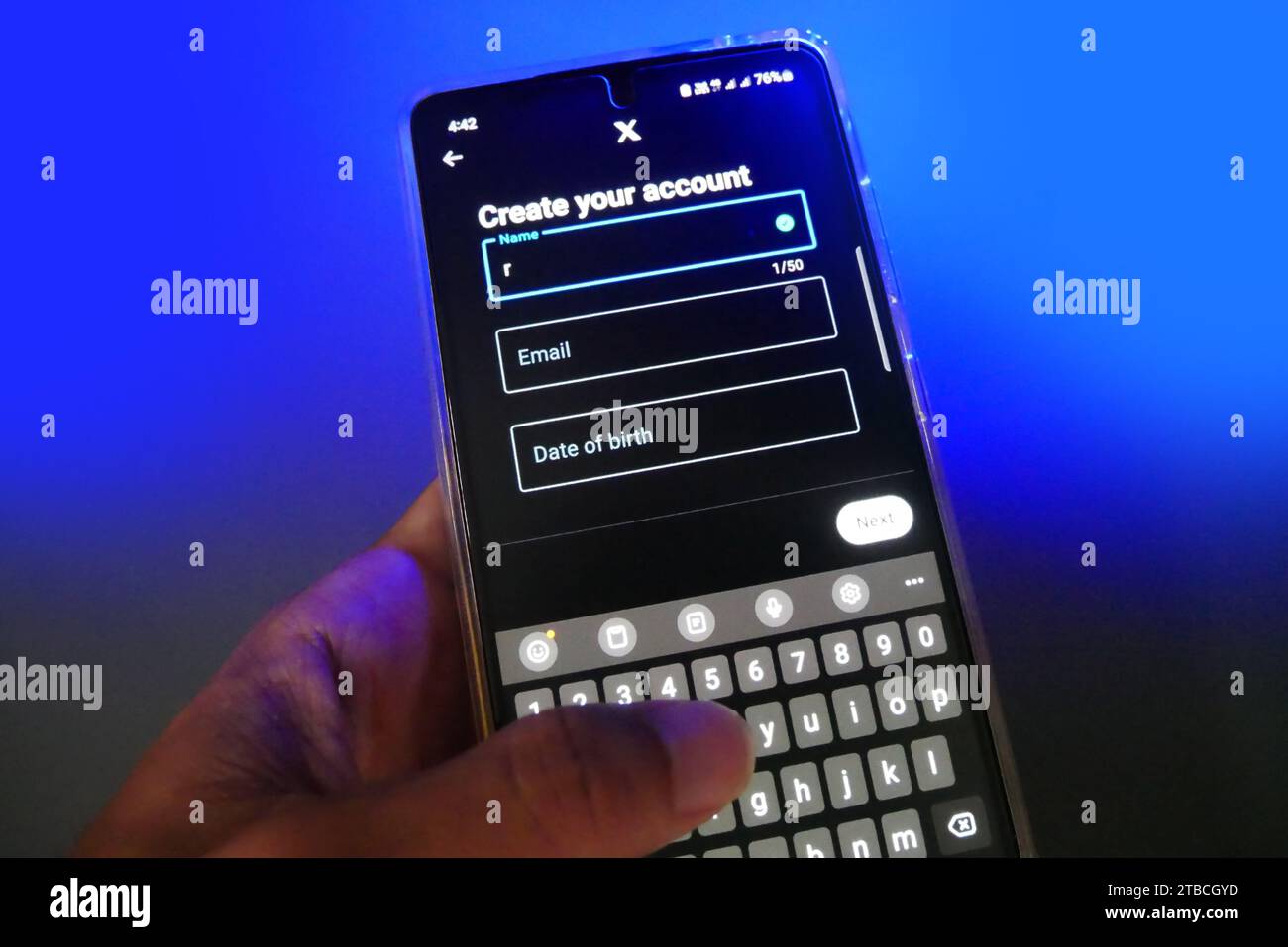Suban Baru, Indonesia, 06 dicembre 2023: X pagina di registrazione account twitter sullo schermo dello smartphone con luce al neon. Foto Stock