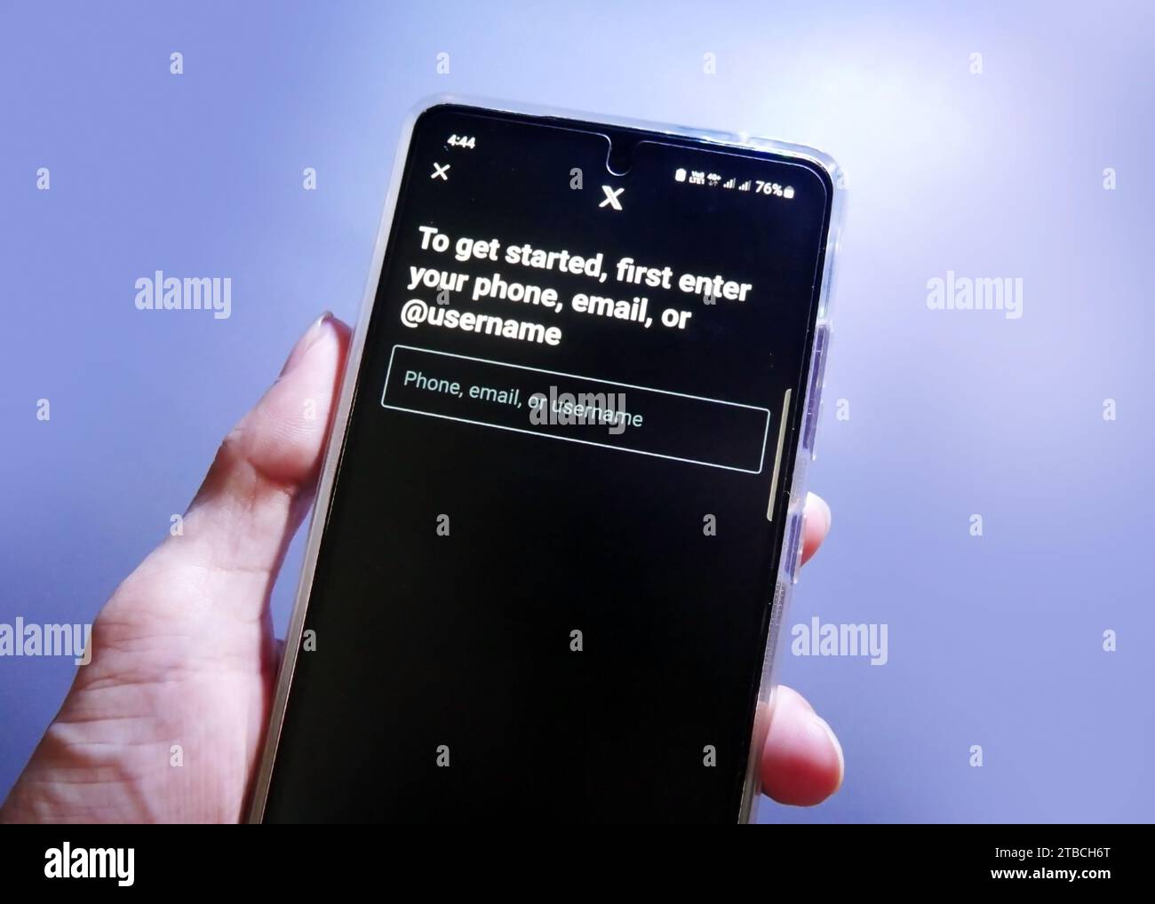 Suban Baru, Indonesia, 06 dicembre 2023: X pagina di registrazione account twitter sullo schermo dello smartphone con luce al neon. Foto Stock