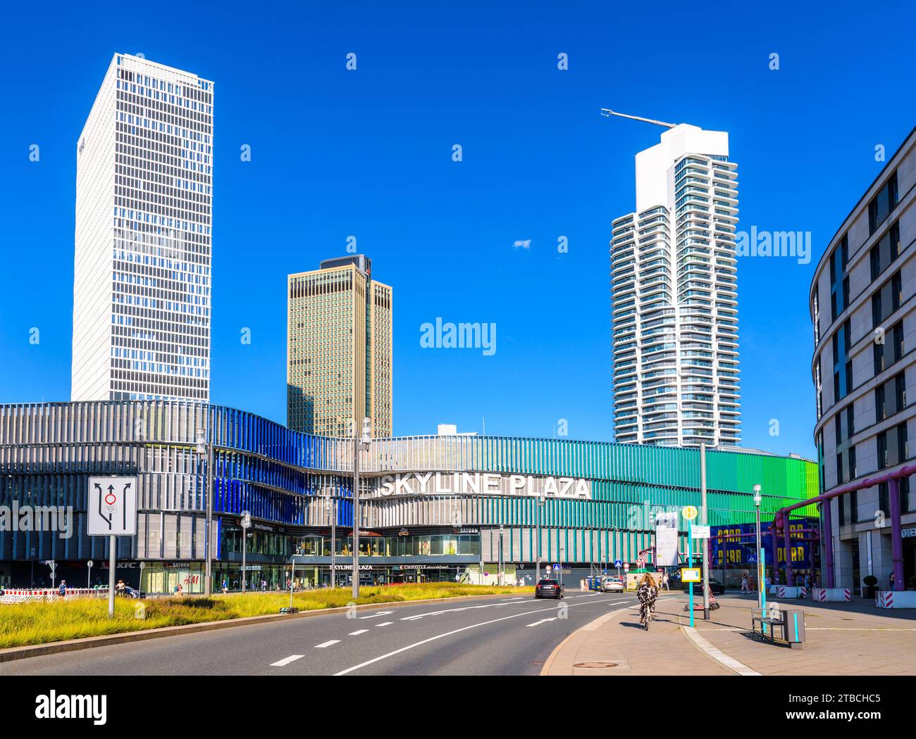 Il complesso di edifici Skyline Plaza a Francoforte sul meno, in Germania, comprende un centro commerciale, una torre per uffici e il grattacielo Grand Tower. Foto Stock