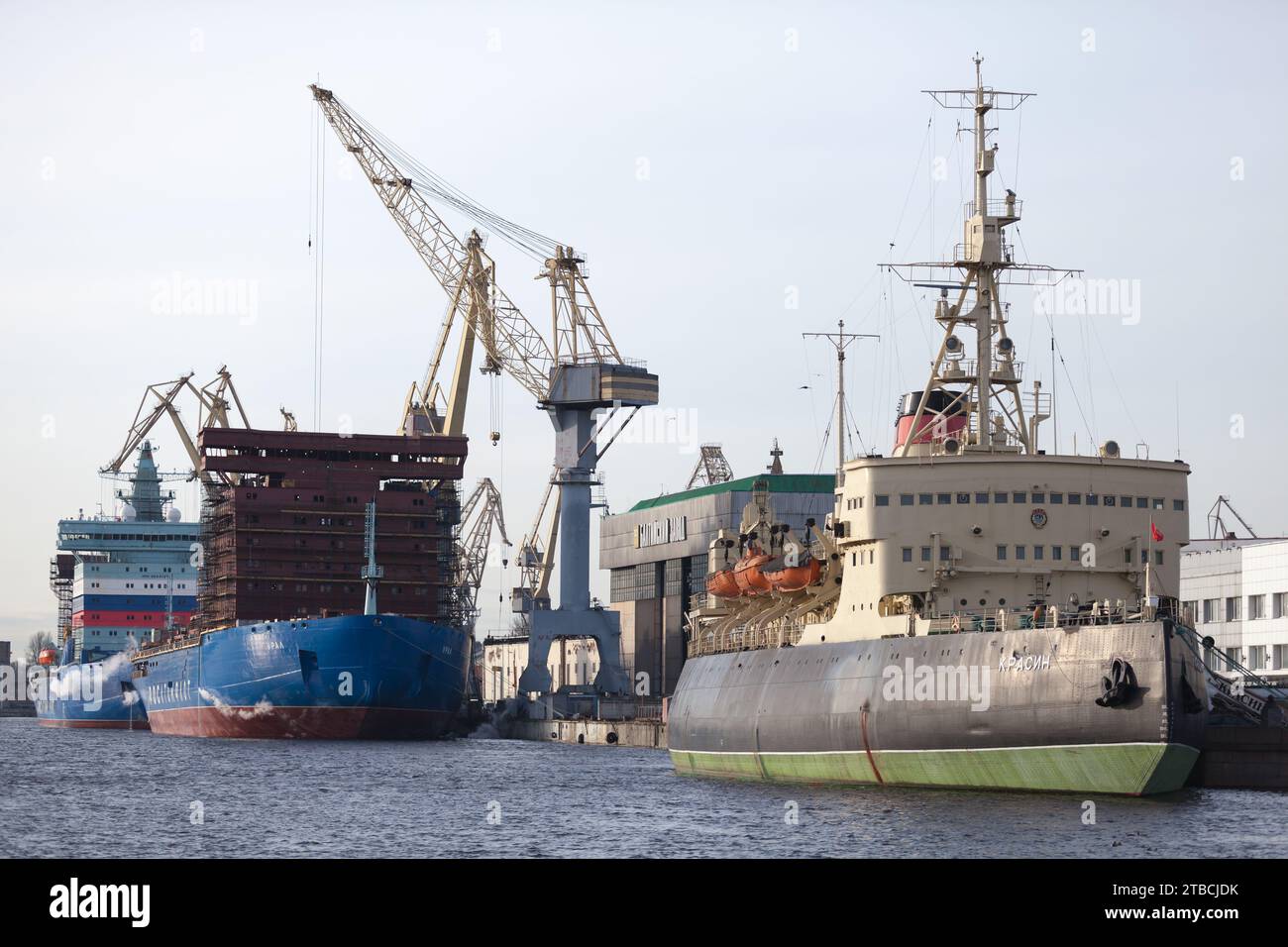 San Pietroburgo, Russia - 21 febbraio 2020: Il vecchio rompighiaccio sovietico Krasin e il moderno rompighiaccio nucleare Ural del progetto 22220 in costruzione Foto Stock