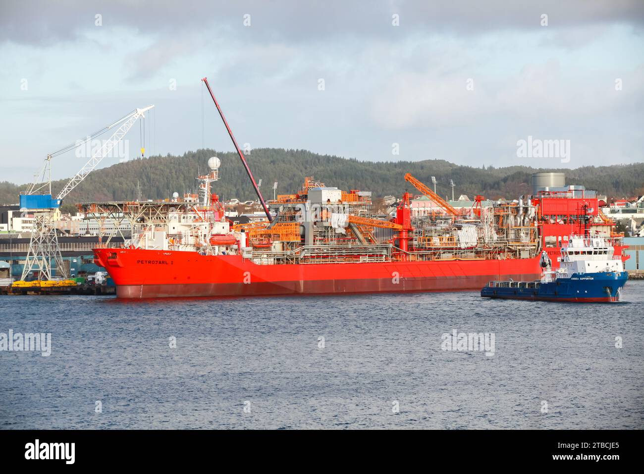 Bergen, Norvegia - 15 novembre 2017: Petrojarl 1, nave di supporto offshore ormeggiata nel porto Foto Stock