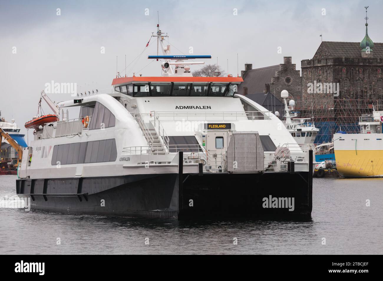 Bergen, Norvegia - 17 novembre 2017: Il traghetto passeggeri Admiralen entra nel porto di Bergen Foto Stock