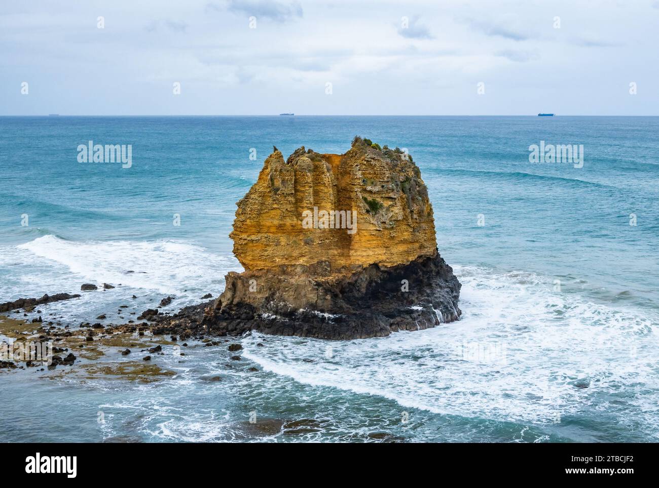 Eagle Rock, una torre calcarea posta sulla cima di rocce vulcaniche. Victoria, Australia. Foto Stock