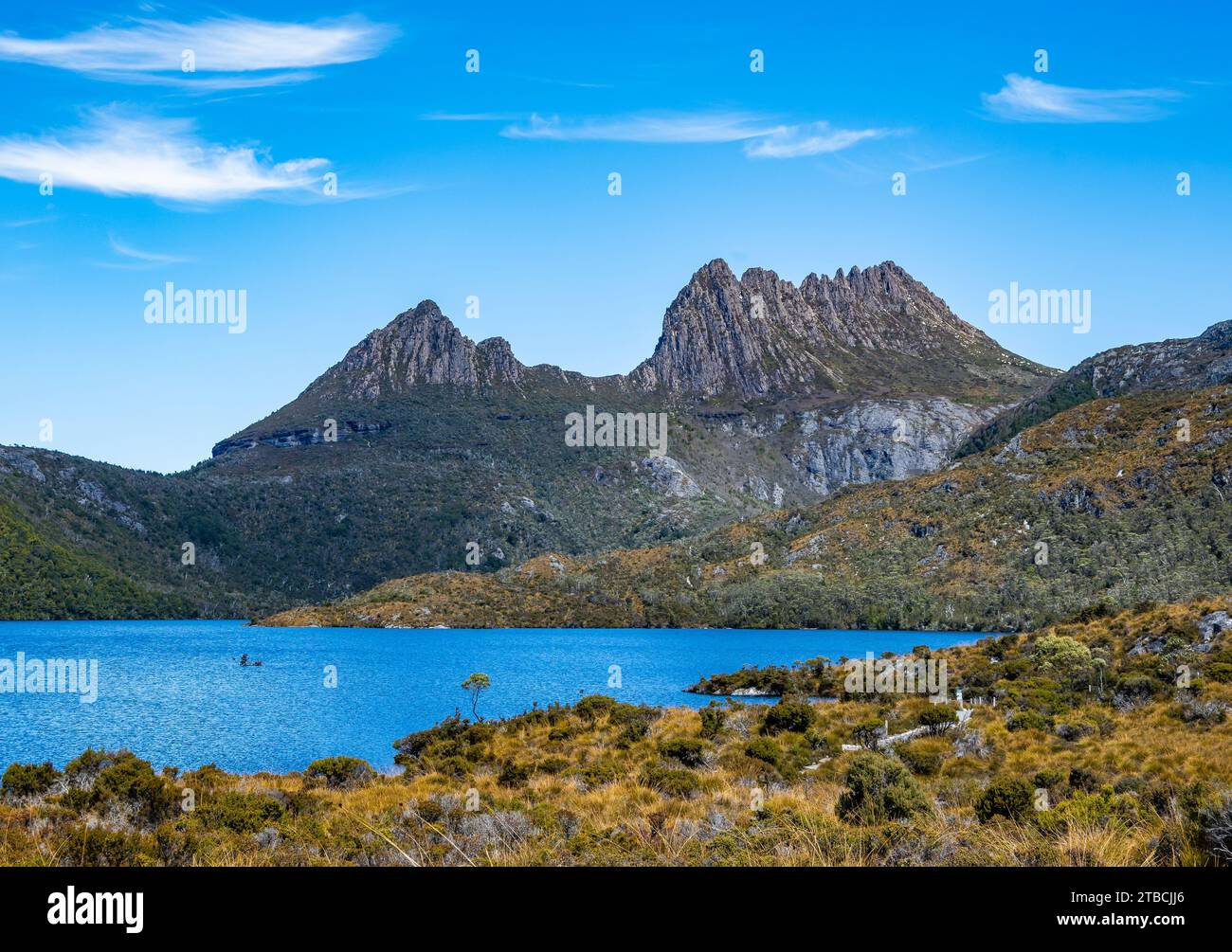 Due picchi e il lago dove al Cradle Mountain-Lake St Clair National Park, Tasmania, Australia. Foto Stock