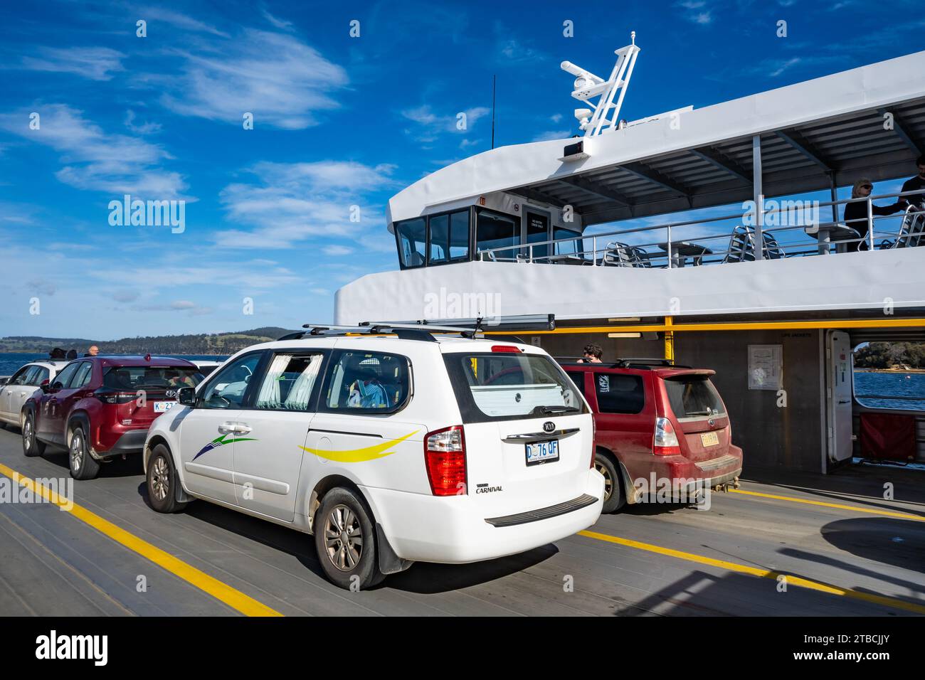 Auto e passeggeri sul traghetto per l'isola di Bruny. Tasmania, Australia. Foto Stock