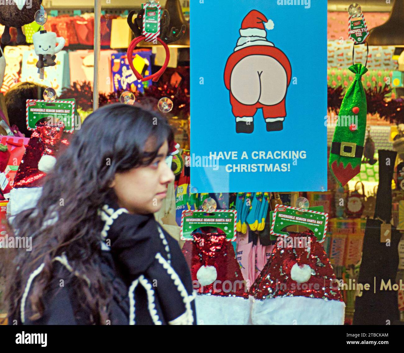 Glasgow, Scozia, Regno Unito. 6 dicembre 2023. Un murale e un poster fornivano intrattenimento per gli acquirenti natalizi, dato che un negozio di biglietti aveva una riposta sfacciata al maltempo. Credit Gerard Ferry/Alamy Live News Foto Stock