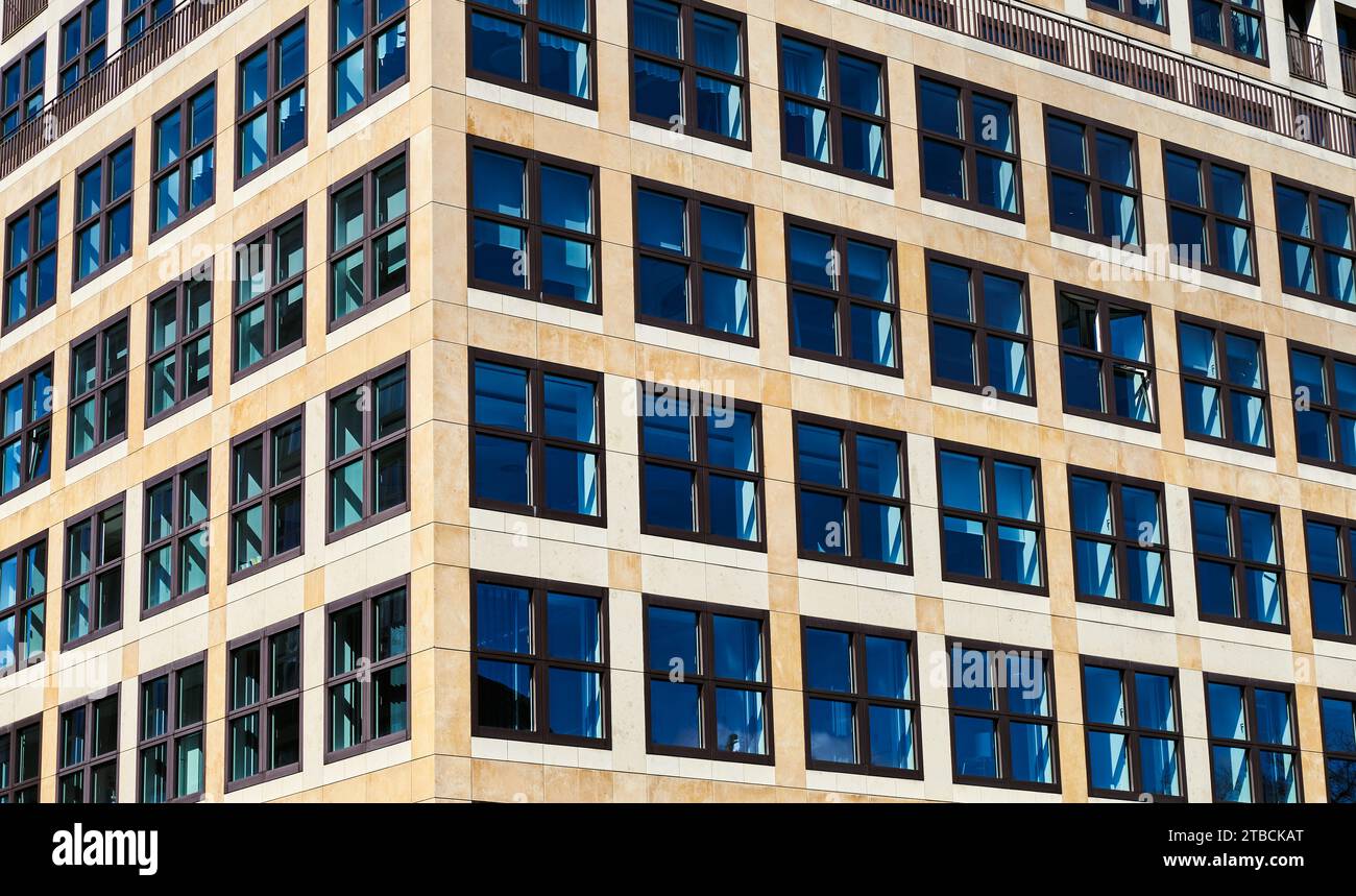 Schema di finestre quadrate, fatte di piazze, su un edificio quadrato moderno. La forma quadrangolare di fenestra contemporanea o casement mostra appartamenti moderni Foto Stock