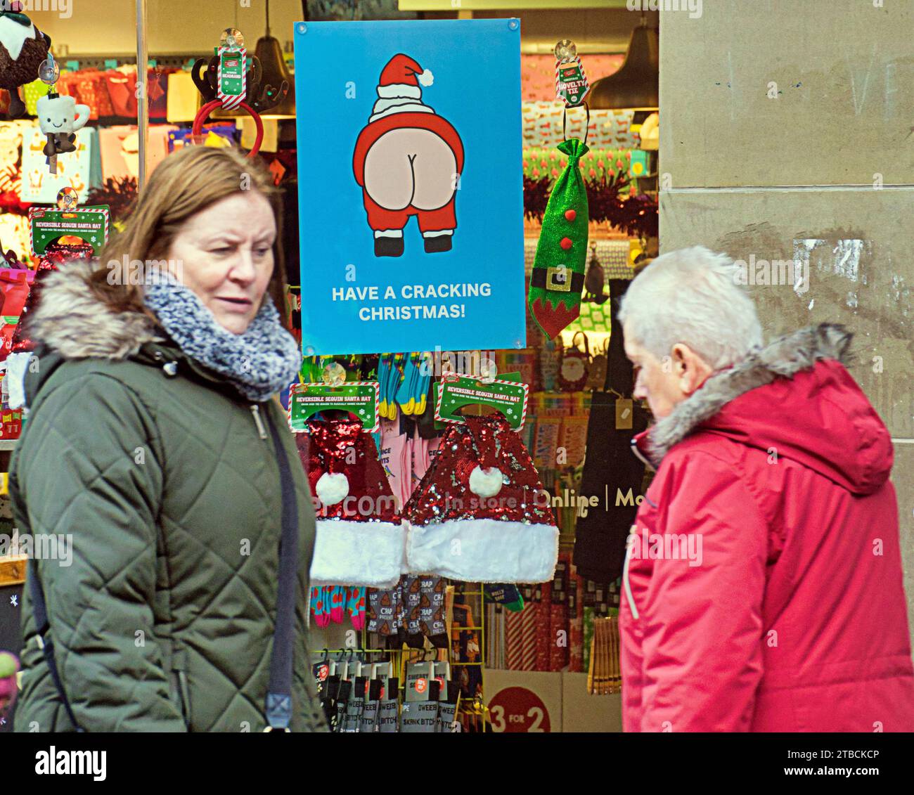 Glasgow, Scozia, Regno Unito. 6 dicembre 2023. Un murale e un poster fornivano intrattenimento per gli acquirenti natalizi, dato che un negozio di biglietti aveva una riposta sfacciata al maltempo. Credit Gerard Ferry/Alamy Live News Foto Stock