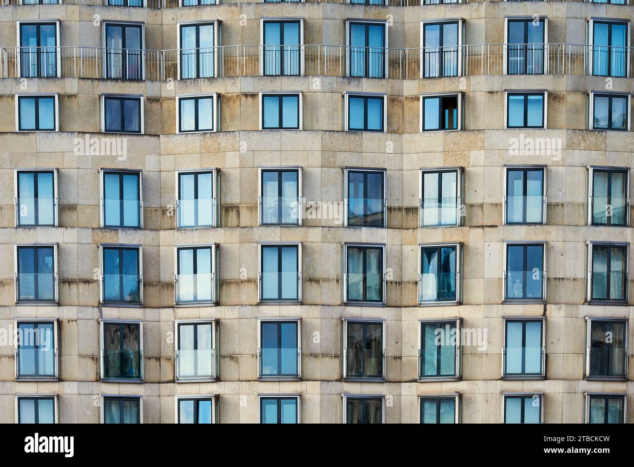 Vista frontale delle finestre o dei battenti in un edificio moderno. L'esterno contemporaneo con motivo fenestra trasmette crisi di affitto nelle capitali Foto Stock