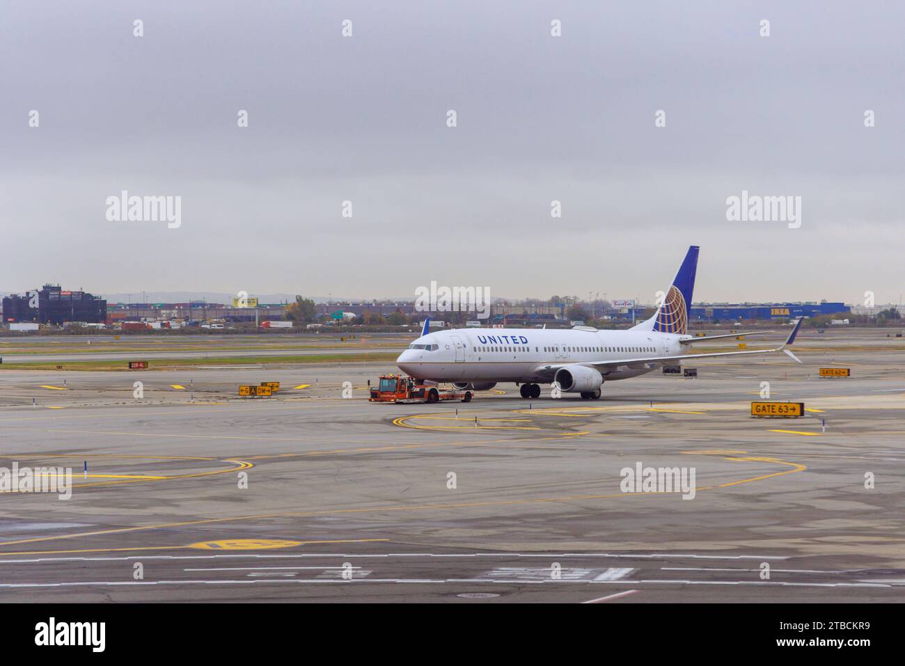 30 ottobre 2023 Newark NJ USA. Un aereo operato dalla United Airlines è in pista in preparazione alla partenza all'aeroporto internazionale Newark Liberty EWR Foto Stock