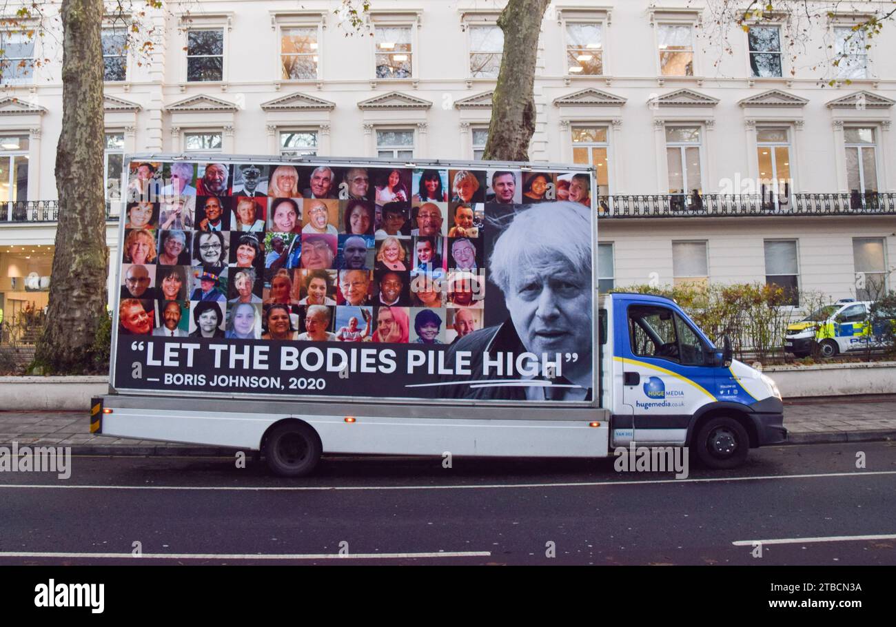 Londra, Regno Unito. 6 dicembre 2023. Un furgone pubblicitario con una citazione del 2020 di Boris Johnson, ''Let the bodies pile high'', è parcheggiato fuori dal Covid-19 Inquiry Centre mentre l'ex primo ministro arriva per un'udienza. Credito: Vuk Valcic/Alamy Live News Foto Stock