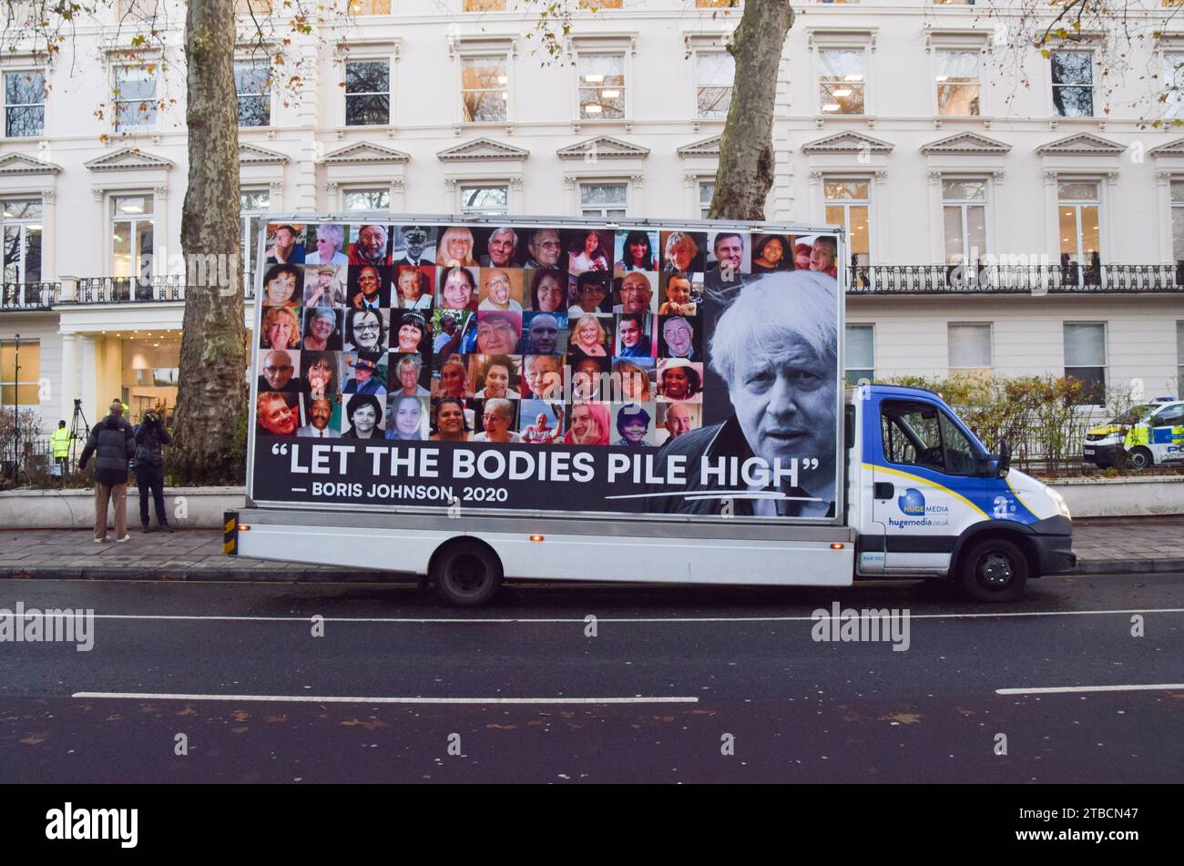 Londra, Regno Unito. 6 dicembre 2023. Un furgone pubblicitario con una citazione del 2020 di Boris Johnson, ''Let the bodies pile high'', è parcheggiato fuori dal Covid-19 Inquiry Centre mentre l'ex primo ministro arriva per un'udienza. Credito: Vuk Valcic/Alamy Live News Foto Stock