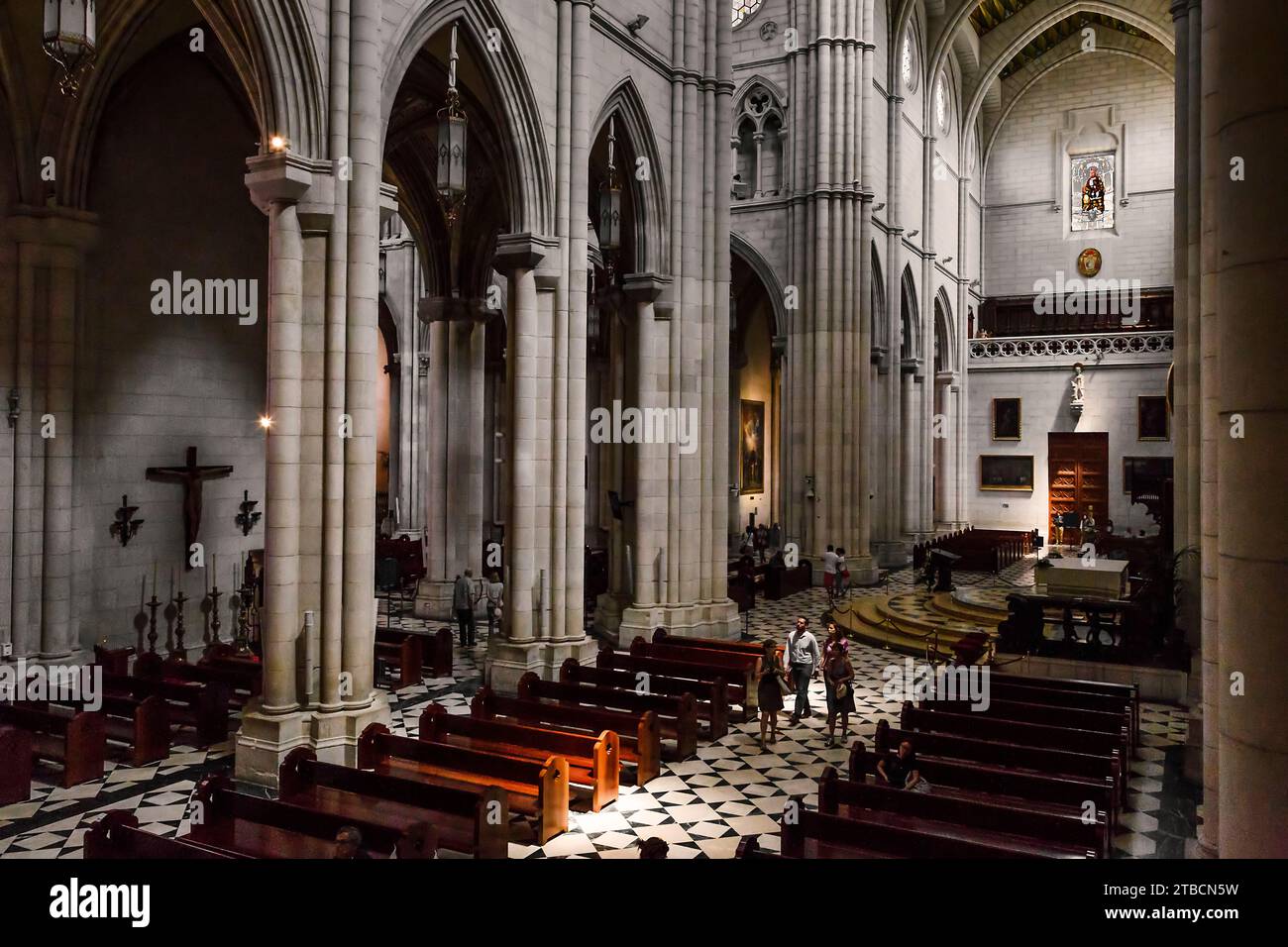 MADRID, SPAGNA - 24 MAGGIO 2017: Si tratta dell'interno della navata principale della Cattedrale di Santa Maria la Real de la Almudena. Foto Stock