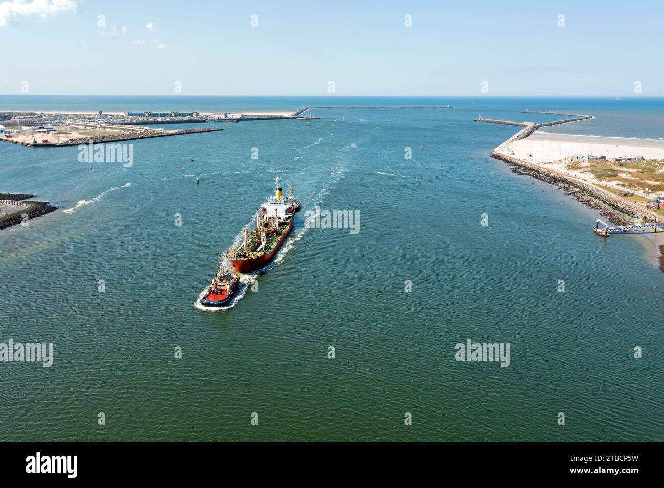 Aereo da un rimorchiatore e da una petroliera che arriva nel porto da IJmuiden nei Paesi Bassi Foto Stock