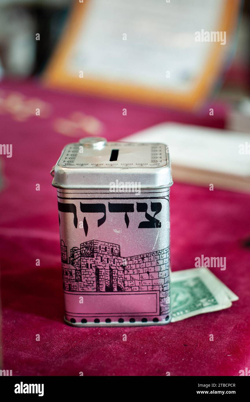 Tzedakah o scatola di beneficenza per raccogliere donazioni di monete o banconote. Foto Stock