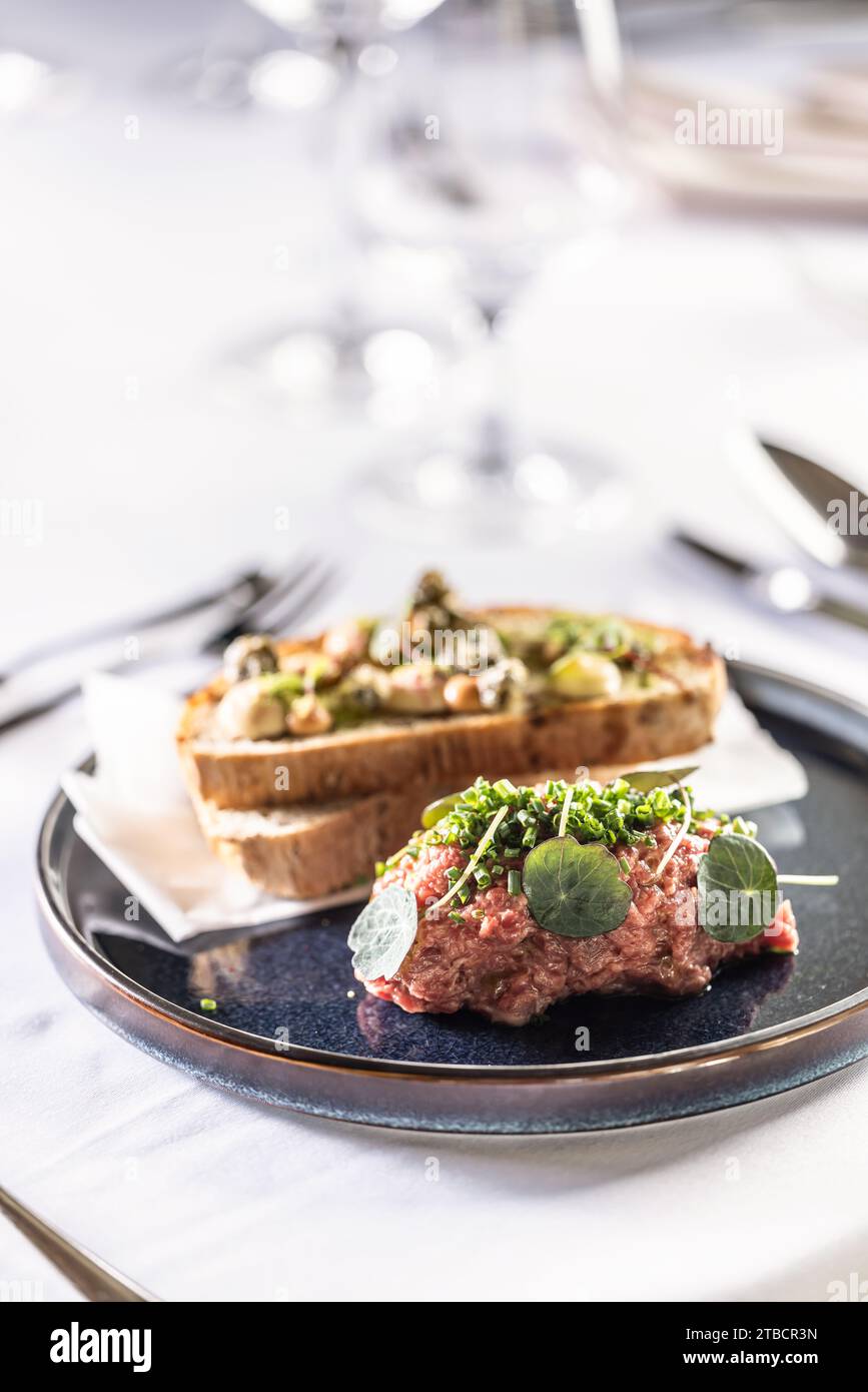 Tartare di bistecca con pane tostato servito su un tavolo del ristorante. Foto Stock