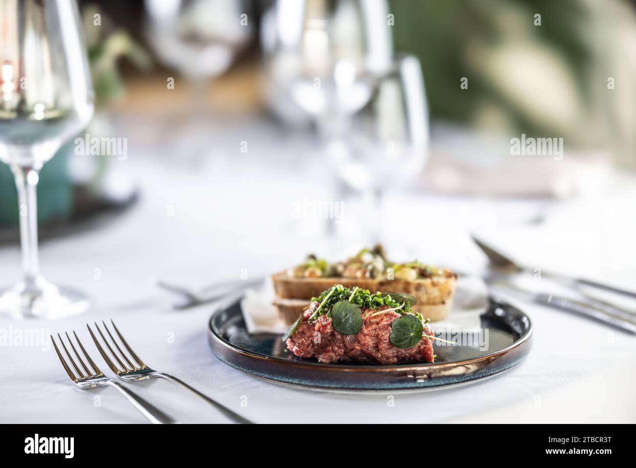 Tartare di bistecca con pane tostato servito su un tavolo del ristorante. Foto Stock
