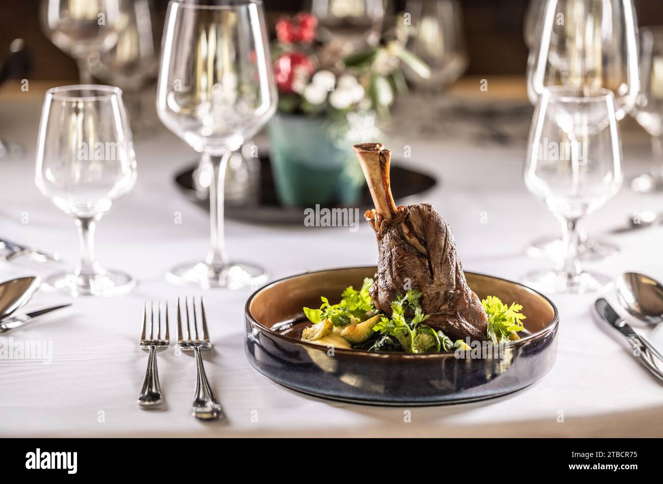 Confit di agnello su purè di patate con cavolo cremoso, salsa demi glace ed erbe nel ristorante dell'hotel. Foto Stock