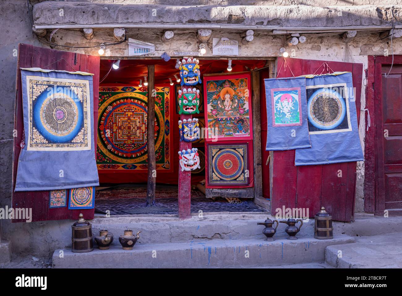 Piccolo negozio che vende manufatti di Ladakh, Leh, India Foto Stock