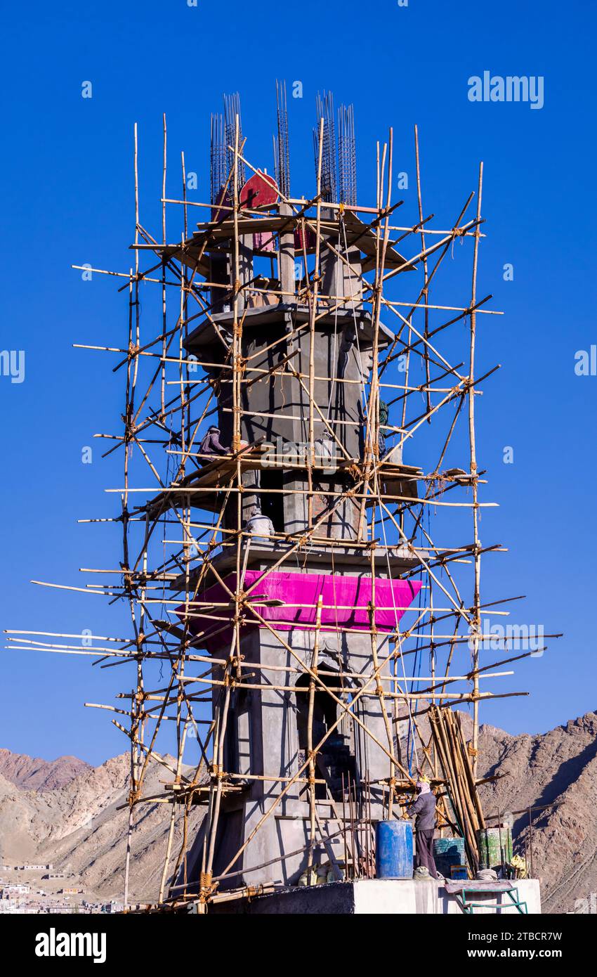 Costruzione di un nuovo minareto, Leh, Ladakh, India Foto Stock