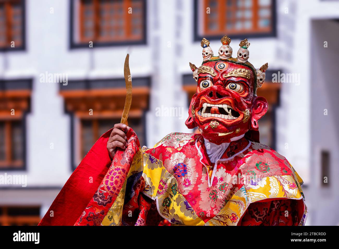 Danza Cham eseguita da un monaco al tempio Ladakh Jo Khang, Leh, Ladakh, India Foto Stock