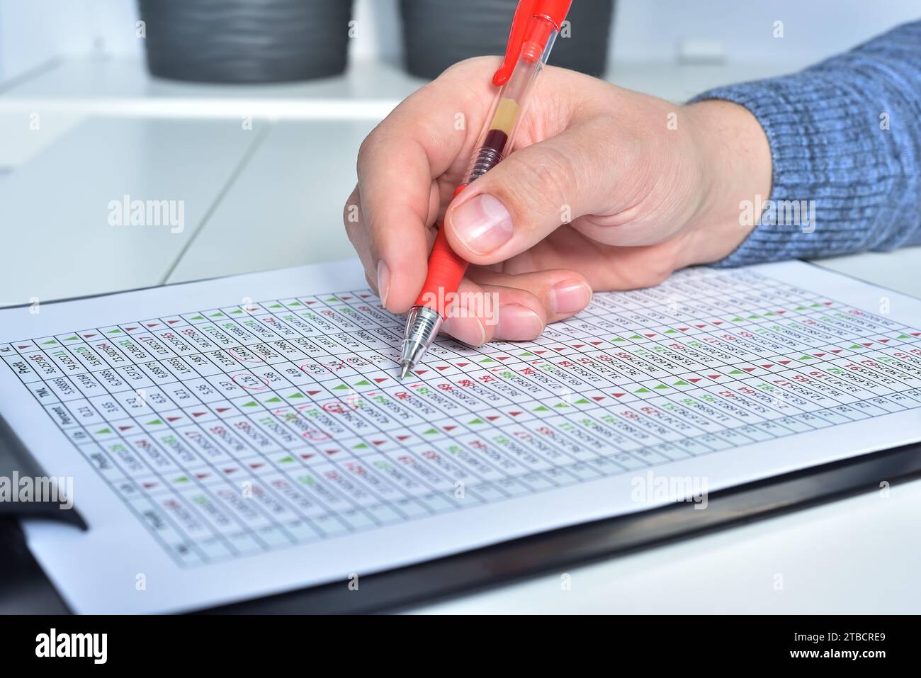 La mano del contabile finanziario regola le statistiche aziendali. Concetto di statistiche sulle negoziazioni e sulle azioni su Internet. Primo piano Foto Stock