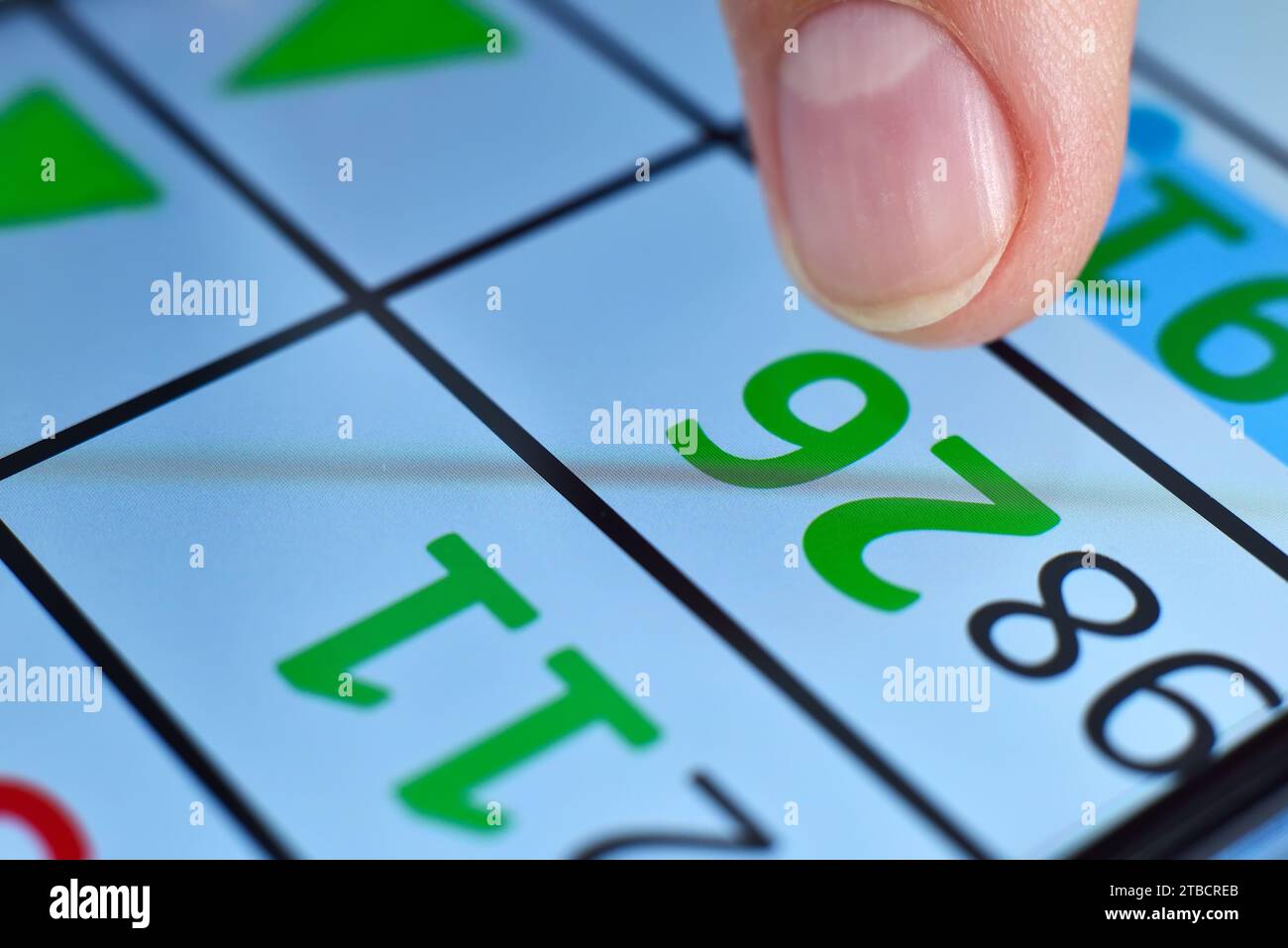 Le dita puntano ai dati finanziari sullo schermo di uno smartphone. Concetto di dati di marketing e stock. Primo piano Foto Stock