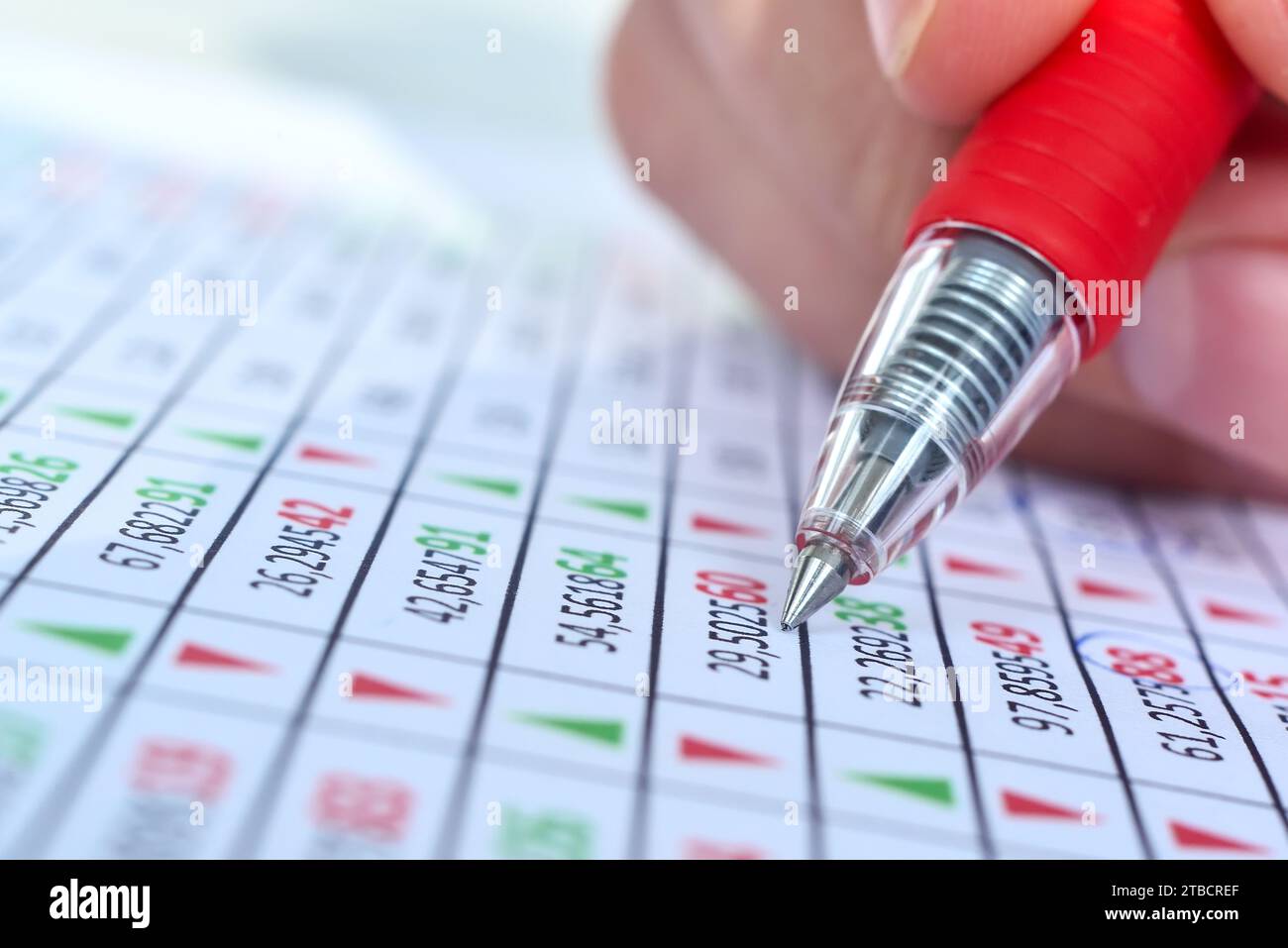 Contabilità finanziaria mano con Red pen correzione rapporto di mercato azionario. Concetto di analisi finanziaria. Primo piano Foto Stock