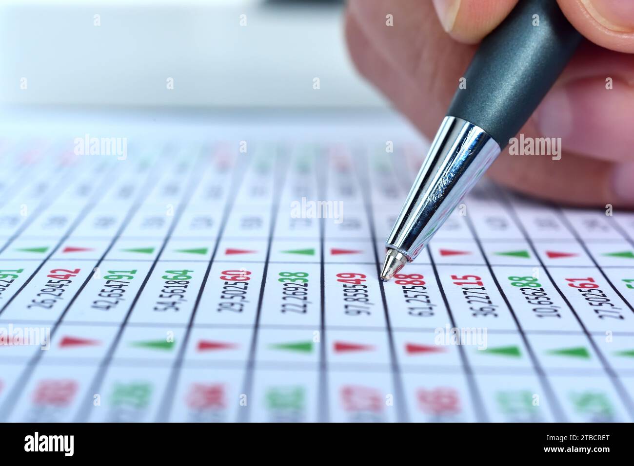 Uomo d'affari mano con correzione penna rapporto di mercato azionario con dati sulle scorte. Analisi finanziaria e concetto di business. Primo piano Foto Stock